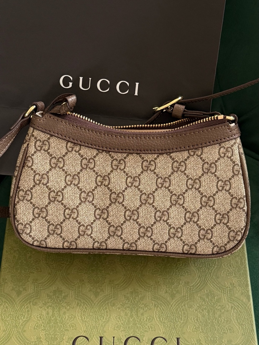 Gucci Beige Brown GG Supreme Shoulder Bag with Gold Hardware - Picture 2 of 5
